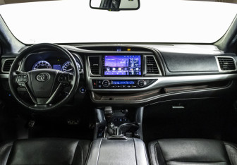 Подержанный автомобиль Toyota Highlander 2014 года (13 фото)