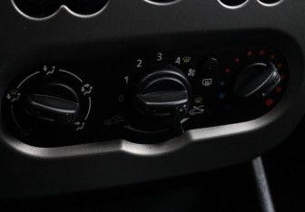 Подержанный автомобиль Renault Sandero 2013 года (14 фото)