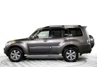 Подержанный автомобиль Mitsubishi Pajero 2012 года (8 фото)