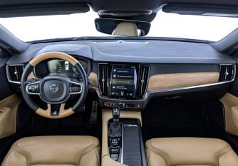 Подержанный автомобиль Volvo V90 2019 года (14 фото)