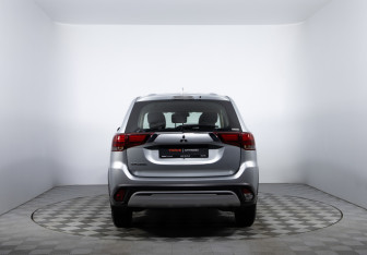Подержанный автомобиль Mitsubishi Outlander 2021 года (6 фото)