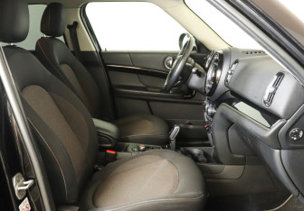 Подержанный автомобиль MINI Countryman 2020 года (9 фото)