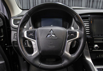 Подержанный автомобиль Mitsubishi Montero Sport 2023 года (19 фото)