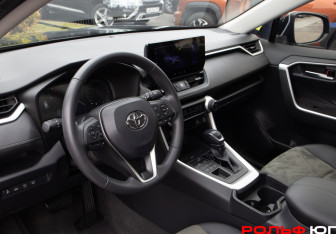 Подержанный автомобиль Toyota RAV4 2024 года (11 фото)