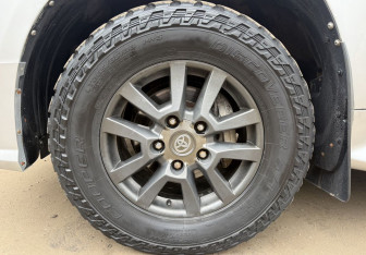 Подержанный автомобиль Toyota Land Cruiser Suv 2008 года (9 фото)