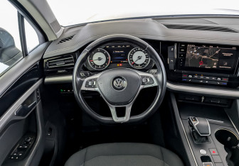 Подержанный автомобиль Volkswagen Touareg 2019 года (21 фото)