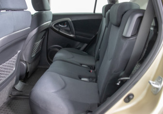 Подержанный автомобиль Toyota RAV4 2011 года (11 фото)