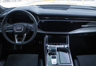 Подержанный автомобиль Audi Q8 2021 года (9 фото)