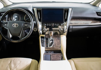 Подержанный автомобиль Toyota Alphard 2021 года (10 фото)