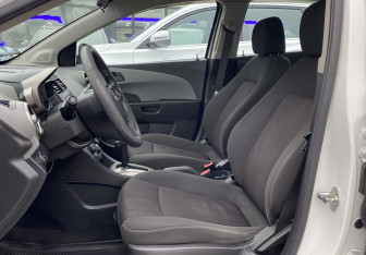 Подержанный автомобиль Chevrolet Aveo Hatchback 2014 года (13 фото)