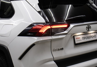 Подержанный автомобиль Toyota RAV4 2021 года (25 фото)