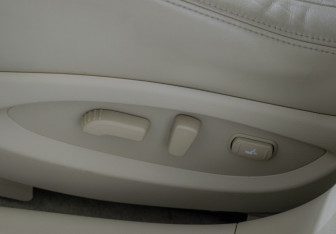 Подержанный автомобиль Infiniti QX70 2015 года (13 фото)