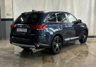 Подержанный автомобиль Mitsubishi Outlander 2018 года (5 фото)