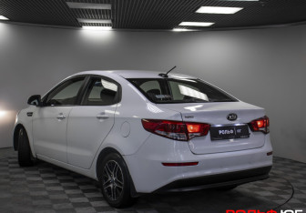 Подержанный автомобиль Kia Rio Sedan 2017 года (18 фото)