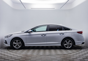 Подержанный автомобиль Hyundai Sonata 2019 года (2 фото)