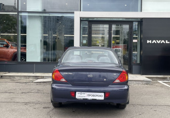 Подержанный автомобиль Kia Spectra Sedan 2006 года (6 фото)