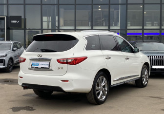 Подержанный автомобиль Infiniti JX 2013 года (5 фото)