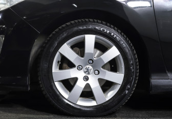 Подержанный автомобиль Peugeot 308 Hatchback 2008 года (21 фото)