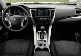 Подержанный автомобиль Mitsubishi Pajero Sport 2018 года (12 фото)