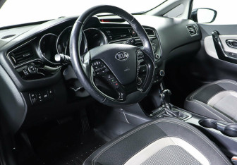 Подержанный автомобиль Kia Ceed Hatchback 2015 года (11 фото)