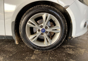 Подержанный автомобиль Ford Focus Sedan 2013 года (17 фото)