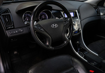 Подержанный автомобиль Hyundai Sonata 2010 года (13 фото)