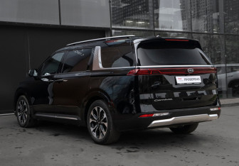 Подержанный автомобиль Kia Carnival 2021 года (7 фото)