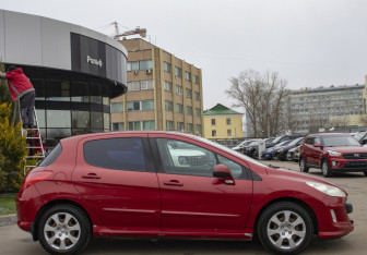 Подержанный автомобиль Peugeot 308 Hatchback 2009 года (4 фото)