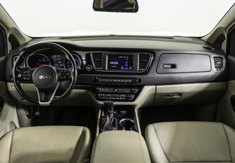 Подержанный автомобиль Kia Carnival 2018 года (14 фото)