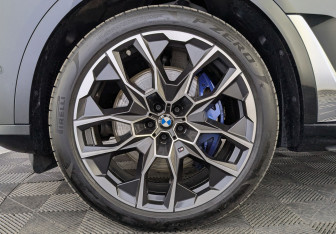 Подержанный автомобиль BMW X7 2024 года (12 фото)