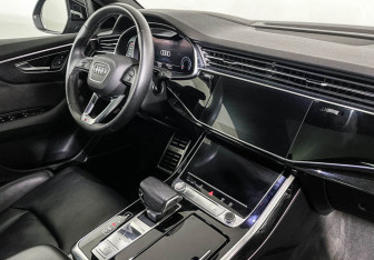 Подержанный автомобиль Audi Q8 2018 года (9 фото)