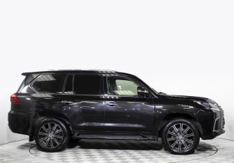 Подержанный автомобиль Lexus LX 2017 года (4 фото)