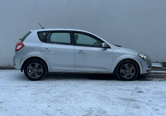 Подержанный автомобиль Kia Ceed Hatchback 2010 года (4 фото)