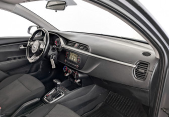 Подержанный автомобиль Kia Rio Hatchback 2021 года (11 фото)