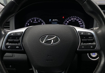 Подержанный автомобиль Hyundai Sonata 2018 года (15 фото)