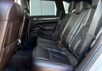 Подержанный автомобиль Porsche Cayenne 2012 года (10 фото)