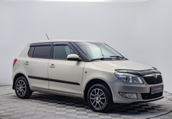 Подержанный автомобиль Skoda Fabia Hatchback 2012 года (7 фото)