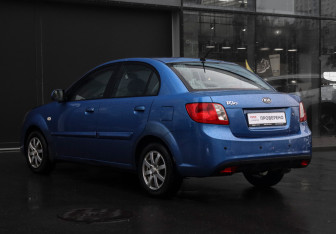 Подержанный автомобиль Kia Rio Sedan 2010 года (7 фото)