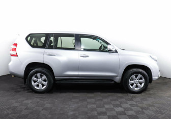 Подержанный автомобиль Toyota Land Cruiser Prado 2015 года (4 фото)