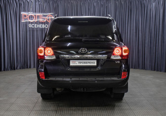 Подержанный автомобиль Toyota Land Cruiser Suv 2013 года (6 фото)