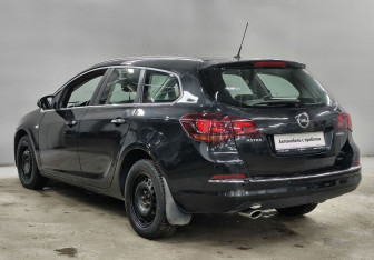 Подержанный автомобиль Opel Astra Wagon 2013 года (7 фото)