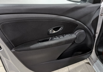 Подержанный автомобиль Renault Fluence 2014 года (19 фото)
