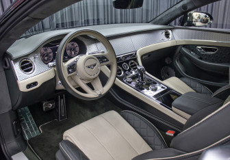 Подержанный автомобиль Bentley Continental GT Coupe 2021 года (17 фото)