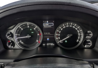 Подержанный автомобиль Toyota Land Cruiser Suv 2015 года (16 фото)