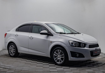 Подержанный автомобиль Chevrolet Aveo Sedan 2015 года (7 фото)