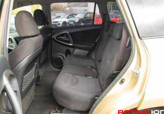 Подержанный автомобиль Toyota RAV4 2011 года (8 фото)