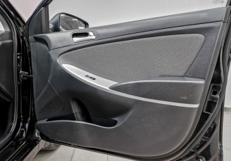 Подержанный автомобиль Hyundai Solaris Hatchback 2014 года (24 фото)