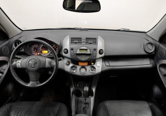 Подержанный автомобиль Toyota RAV4 2007 года (14 фото)