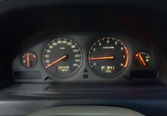 Подержанный автомобиль Volvo S60 2001 года (13 фото)