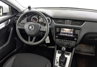 Подержанный автомобиль Skoda Octavia Liftback 2018 года (27 фото)
